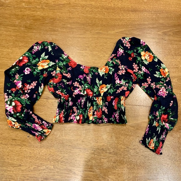 Olivaceous black floral print long sleeve crop top with ruching - Picture 2 of 6